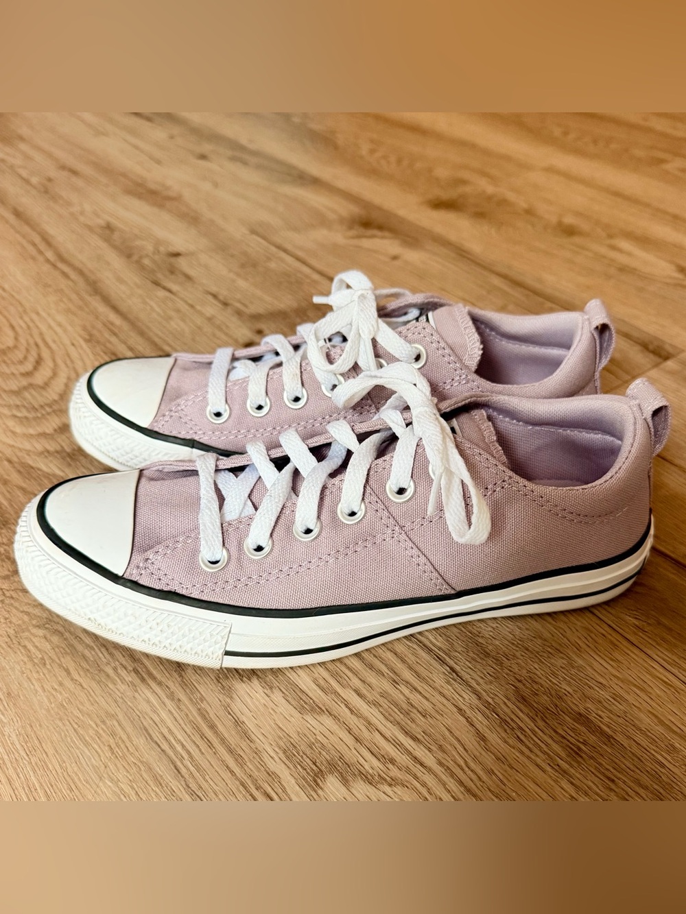 Converse women’s Low-Top Sneakers in a pretty light lavender size 7.5